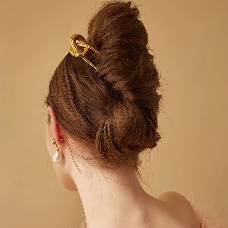New Minimalist Metal Hairpin with a Knotted Design, Inspired by European And American Styles, Featuring a Chinese Knot Symbolizing Love